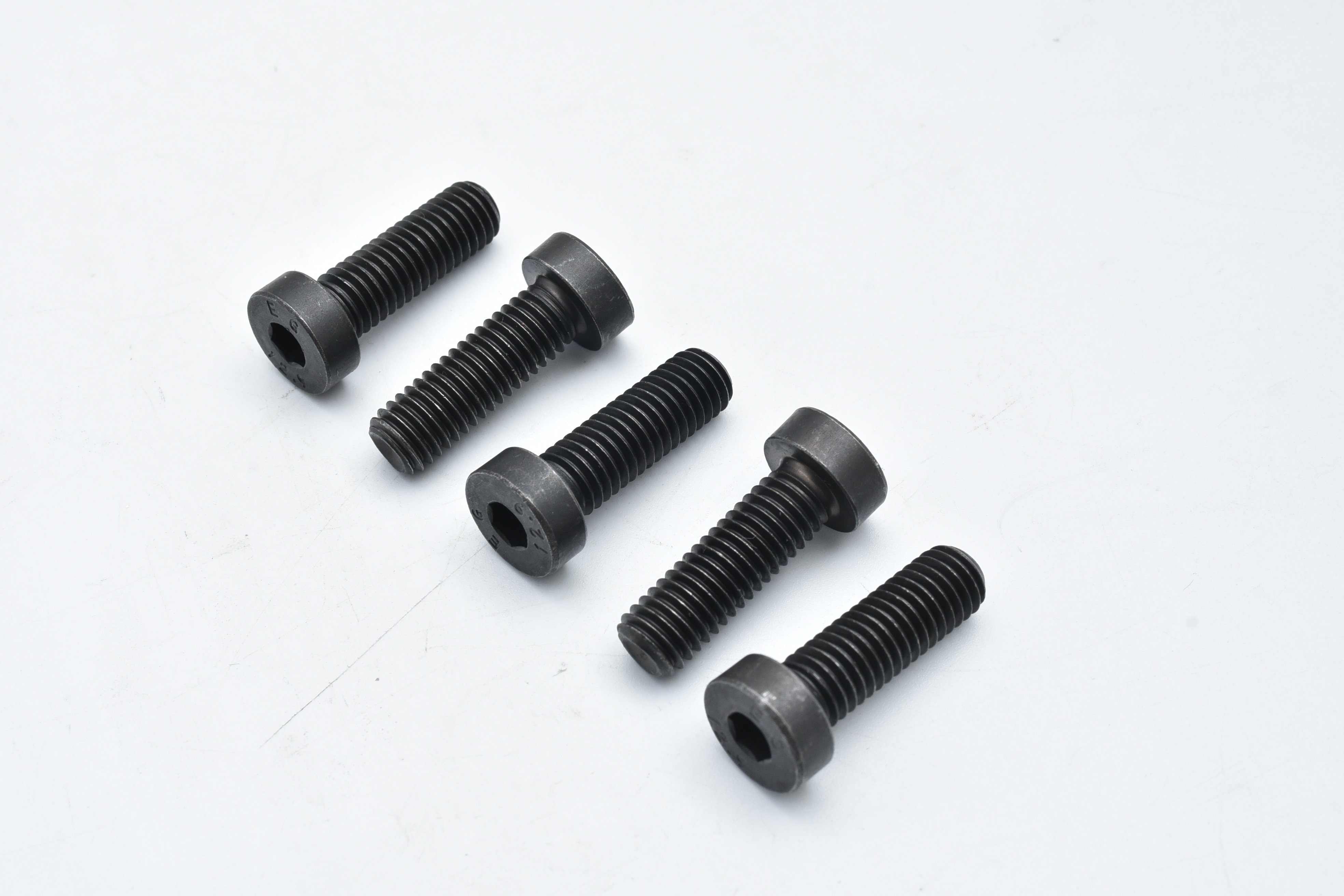 Thin internal hex screws DIN7984-1985 12.9 10.9 8.8 HRC39-44 HRC32-39 HRC23-34 Alloy steel Alloy steel Carbon steel Black Oxide 
